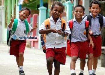 SUMRINGAH: Siswa SD terlihat bahagia menyambut liburan sekolah. (Istimewa/Harianmuria.com)