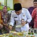MENIKMATI: Pj Bupati Jepara Edy Supriyanta saat mencicipi makanan lokal para peserta “Lomba Cipta Menu Pangan Beragam, Bergizi Seimbang dan Aman (B2SA) Berbasis Sumber Daya Lokal”. (Tomi/Harianmuria.com)
