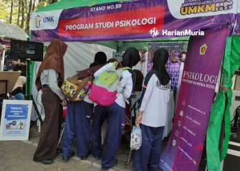 Open House UMK Jadi Ajang Kenalkan Dunia Kampus untuk Pelajar - Harianmuria EXPO: Sejumlah pelajar saat melihat aktivitas program studi di UMKM Expo Dies Natalis UMK ke-43 pada Jumat, 16 Juni 2023. (Nisa Hafizhotus. S/Harianmuria.com)
