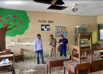 PRIHATIN: Anggota Komisi D Dewan Perwakilan Rakyat Daerah (DPRD) Kabupaten Kudus, Muhtamat dan Susanto saat sidak di SMPN 1 Mejobo yang mengalami kerusakan plafon pada Selasa (6/6). (Ihza Fajar/Harianmuria.com)