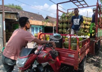 BONGKAR MUAT: Pemilik pangkalan LPG bongkar muat kiriman dari Pertamina. (Istimewa/Harianmuria.com)