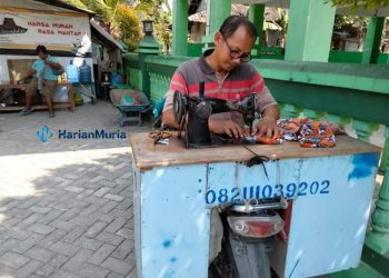 BEKERJA: Pria asal Grobogan Jawa Tengah yang setiap harinya berkeliling di Blora Selatan menawarkan jasa jahit keliling, Sutrisno (49). (Hanafi/Lingkarjateng.id)