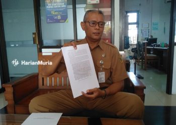 MENUNJUKKAN: Martinus Budi Prasetya Kepala Pelaksana Harian BPBD Kabupaten Pati memperlihatkan dokumen pemetaan wilayah di Kabupaten Pati yang terancam kekeringan. (Setyo Nugroho/Harianmuria.com)