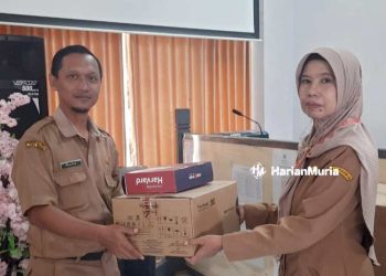 SIMBOLIS: Kepala Seksi Sarana Prasarana dan Aset Sekolah Dasar Bidang Sarana dan Prasarana Dindik Blora, Abdul Mufid, menyerahkan bantuan chromeboook dan perangkat TIK kepada salah satu perwakilan sekolah SD. (Dok. Humas Pemkab Blora/Harianmuria.com)