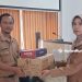 SIMBOLIS: Kepala Seksi Sarana Prasarana dan Aset Sekolah Dasar Bidang Sarana dan Prasarana Dindik Blora, Abdul Mufid, menyerahkan bantuan chromeboook dan perangkat TIK kepada salah satu perwakilan sekolah SD. (Dok. Humas Pemkab Blora/Harianmuria.com)