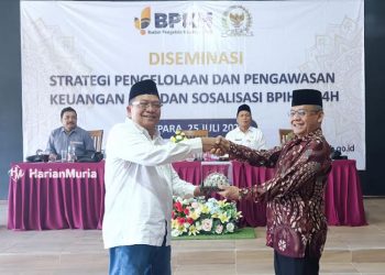 SIMBOLIS: Anggota Komisi VIII DPR RI Abdul Wachid menyerahkan cinderamata kepada Dewan Pengawas BPKH Jawa Tengah. (Tomi/Harianmuria.com)