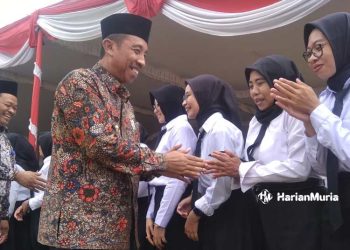 BERSALAMAN: Bupati Rembang Abdul Hafidz memberikan selamat kepada guru yang telah menerima SK Pengangkatan PPPK di Rembang. (R. Teguh Wibowo/Harianmuria.com)