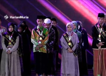 BANGGA: Santri Pemenang Juara MQK Nasional 2023, mendapatkan penghargaan dari panitia. (Istimewa/Harianmuria.com)