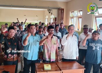 BERIKAN EDUKASI: Ketua Komisi D DPRD Kabupaten Jepara Sutrisno saat menjadi narasumber dalam Sosialisasi dan Diskusi Panel Pendidikan Politik. (Tomi Budianto/Harianmuria.com)