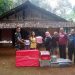 PENDAMPINGAN: Anggota Koramil 03/Batealit jajaran Kodim 0719/Jepara saat melaksanakan pendampingan penyerahan bantuan dari Kemensos kepada ibu Kasih (43) warga RT 03/RW 01, Desa Ngasem, Kecamatan Batealit, Kabupaten Jepara. (Tomi/Harianmuria.com)