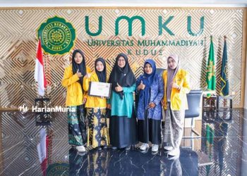 PRESTASI: Tiga mahasiswa Program Studi Teknik Laboratorium Medik UMKU yang meraih peringkat pertama dalam Festival Ilmiah Laboratorium Medis se-Indonesia, pada Kamis, 13 Juli 2023. (Nisa Hafizhotus. S/Harianmuria.com)