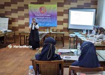 PELATIHAN: Pegiat AJIP Kudus gelar pelatihan baca tulis pegon di Kecamatan Jati, Kabupaten Kudus, pada Selasa, 11 Juli 2023. (Ihza Fajar/Harianmuria.com)