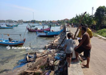 SURVEI: Petugas Disperkim Kabupaten Jepara saat meninjau kawasan kumuh yang akan dilakukan penanganan. (Tomi Budianto/Harianmuria.com)