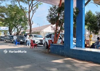 TERTIB: Antrian kendaraan pengunjung saat mengantri masuk di loket pembayaran pantai Bandengan. (Tomi Budianto/Harianmuria.com)