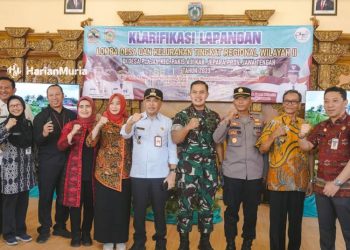 MENDAMPINGI: Penjabat (Pj) Bupati Jepara Edy Supriyanta menghadiri proses klarifikasi lapangan dari tim penilai di Balai Desa Plajan, Selasa (18/7/2023). (Tomi/Harianmuria.com)