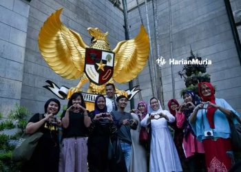 ILUSTRASI: Umat Islam bersama seorang biarawati berpose bersama saat mengikuti tur gereja untuk menunggu waktu berbuka puasa bersama di Gereja Katedral, Jakarta. (Istimewa/Harianmuria.com)