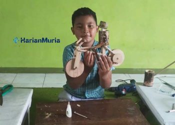 KREATIF: Siswa kelas 1 SD 2 Piji, Kudus Rafael Aditia Saputra, menunjukkan hasil kriya yang dilombakan dalam Festival Lomba Seni Siswa Nasional (FLS2N) 2023. (Istimewa/Harianmuria.com)