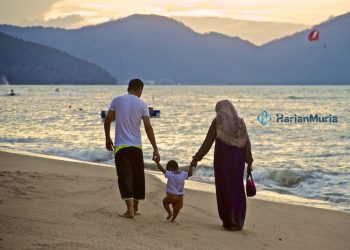 Ilustrasi keluarga yang telah menentukan parenting tepat untuk anak meskipun sibuk bekerja. (Unsplash/Harianmuria.com)
