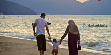 Ilustrasi keluarga yang telah menentukan parenting tepat untuk anak meskipun sibuk bekerja. (Unsplash/Harianmuria.com)