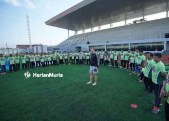 BERLATIH: Sebanyak 50 guru MI di Kudus mengikuti coaching clinic yang dipandu Coach Timo Scheunemann. (Ihza Fajar/Harianmuria.com)