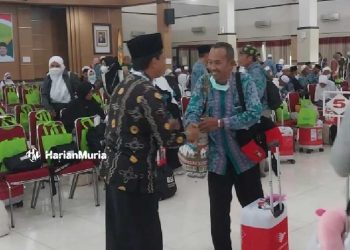 MENYAMBUT: Kedatangan jamaah haji kloter 93 tiba di Bandara Adi Sumarmo pada Kamis, 3 Agustus 2023. (Dok. Kemenag Blora/Harianmuria.com)