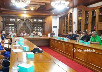 AUDIENSI: Pj Bupati Jepara Edy Supriyanta saat bertemu dengan perwakilan nelayan di Ruang Command Center Setda Jepara pada Kamis (3/8/2023). (Tomi Budianto/Harianmuria.com)