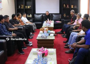 AUDIENSI: Ketua DPRD Kudus Masan menerima kunjungan dari KONI dan Disdikpora untuk audiensi terkait bonus atlet Porprov 2023 di DPRD Kudus, Rabu (23/8/2023). (Ihza Fajar/Harianmuria.com)