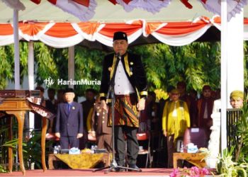 GAGAH: Pj Bupati Jepara Edy Supriyanta saat menjadi inspektur upacara Peringatan HUT ke-78 Kemerdekaan Republik Indonesia di Alun-Alun Jepara, Kamis (17/8/2023). (Tomi Budianto/Harianmuria.com)