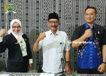 DISKUSI: Ketua Komisi D DPRD Jepara Sutrisno (tengah) saat Dialog Interaktif Taman Sari Menyapa di Radio R-Lisa FM dengan tema ‘Optimalisasi Potensi Pariwisata Kabupaten Jepara’. (Tomi Budianto/Harianmuria.com)