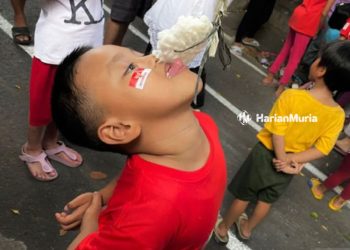 Sejumlah anak mengikuti lomba makan kerupuk di Kelurahan Menteng Atas, Kecamatan Setiabudi, Jakarta Selatan, Kamis (17/8/2023). Acara tersebut digelar dalam rangka menyemarakkan HUT ke-78 RI (Antara/Harianmuria.com)