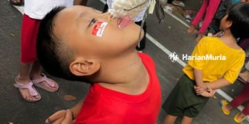 Sejumlah anak mengikuti lomba makan kerupuk di Kelurahan Menteng Atas, Kecamatan Setiabudi, Jakarta Selatan, Kamis (17/8/2023). Acara tersebut digelar dalam rangka menyemarakkan HUT ke-78 RI (Antara/Harianmuria.com)