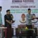 SIMBOLIS: Penyerahan potongan tumpeng kepada Pengasuh Ponpes Mansajul Ulum Muhammad Liwauddin sebagai tanda dibukanya seminar nasional, Sabtu, 26 Agustus 2023. (Setyo Nugroho/Harianmuria.com)
