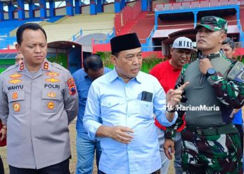 BERI KETERANGAN: Pj Bupati Jepara Edy Supriyanta (kemeja putih berpeci) saat menjelaskan kondisi Stadion GBK yang sudah diperbaiki dan siap digunakan Persijap untuk mengarungi kompetisi Liga 2. (Tomi Budianto/Harianmuria.com)