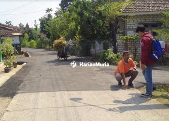 SUDAH MULUS: Warga Desa Sokopuluhan, Kecamatan Pucakwangi, Kabupaten Pati menunjukkan jalan yang sudah bagus kemudian ditimpa dengan aspal tipis. (Khairul Mishbah/Harianmuria.com)