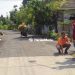 SUDAH MULUS: Warga Desa Sokopuluhan, Kecamatan Pucakwangi, Kabupaten Pati menunjukkan jalan yang sudah bagus kemudian ditimpa dengan aspal tipis. (Khairul Mishbah/Harianmuria.com)