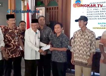 SIMBOLIS: Kepala Baznas Pati, Imam Zarkasi, menyerahkan secara simbolis bantuan permodalan kepada pengusaha bengkel. (Dok. Lingkar TV/Harianmuria.com)