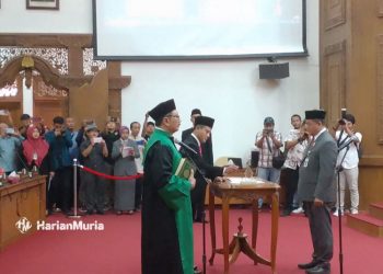 DILANTIK: Upacara pelantikan Pengganti Antar Waktu (PAW) anggota komisi D DPRD Pati Joko Mustiko, Selasa (19/9/2023).