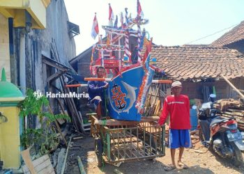 SEDEKAH LAUT: Perahu kecil untuk tempat sesaji yang bakal dilarung ke lautan lepas. (Dok. Harianmuria.com)