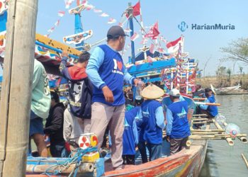 SADRANAN: Perahu kecil yang berisi sesaji siap di karung ke laut. (Unggul Priambodo/Lingkarjateng.id)