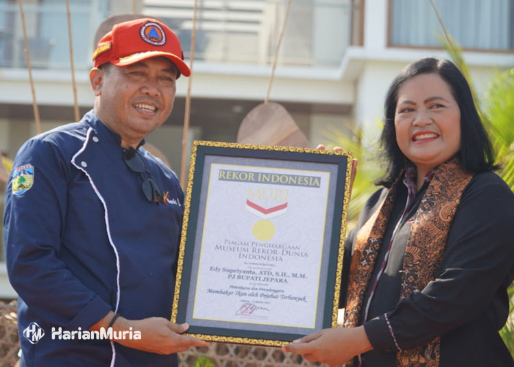 Keren, 500 Pejabat Jepara Cetak Rekor MURI Membakar Ikan Terbanyak 2 Keren, 500 Pejabat Jepara Cetak Rekor MURI Membakar Ikan Terbanyak