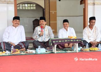 SILATURAHMI: Sekda Jepara Edy Sujatmiko (pegang mikrofon) memberikan sambutan dalam kunjungannya di Mushola Al Barokah, yang berada di RT 5 RW 3 Desa Mulyoharjo, Kecamatan Jepara, Kabupaten Jepara pada Jumat siang (27/10/2023). (Dok. Diskominfo Jepara/Harianmuria.com)