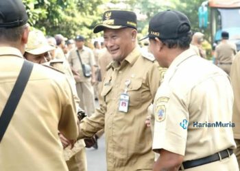 AKRAB: Penjabat (Pj) Bupati Pati Henggar Budi Anggoro saat melepas kades dan parades untuk menghadiri undangan Gubernur Jateng, beberapa waktu lalu. (Setyo Nugroho/Harianmuria.com)