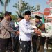 BERJABAT TANGAN: Pj Bupati Jepara Edy Supriyanta diikuti dengan pejabat lainnya bersalam-salaman dengan para peserta apel Hari Santri Nasional (HSN) di halaman Setda Jepara, Minggu (22/10/2023). (Dok. Diskominfo Jepara/Harianmuria.com)