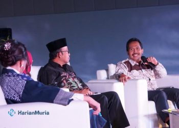 MEMOTIVASI: Sekretaris Daerah (Sekda) Kabupaten Jepara Edy Sujatmiko (pegang mikrofon) saat menyampaikan materi dalam Seminar Nasional Pengelolaan Sampah di Indonesia Arena, Kompleks Stadion Gelora Bung Karno, Jakarta pada Rabu (11/10/2023). (Humas Jepara/Harianmuria.com)