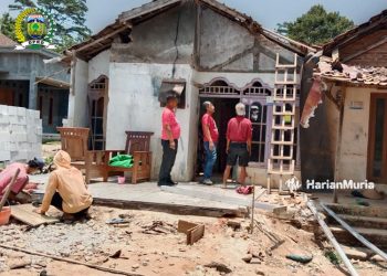 EMPATI: Wakil Ketua DPRD Jepara Junarso saat meninjau rumah warga yang terdampak angin puting beliung di Dukuh Pulerejo RT 5 RW 1 Desa Watuaji, Kecamatan Keling, Kabupaten Jepara, Minggu (8/10/2023). (Tomi Budianto/Harianmuria.com)