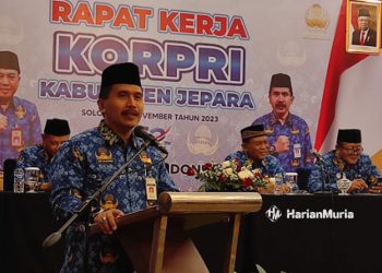 MEMAPARKAN: Ketua Dewan Pengurus (DP) Korpri Kabupaten Jepara, Edy Sujatmiko saat Rapat Kerja DP Korpri Kabupaten Jepara di Solo, Jumat (24/11/2023). (Dok. Harianmuria.com)