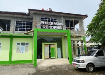 PROGRES: Rehabilitasi bangunan Puskesmas Rendeng, Kabupaten Kudus yang menggunakan anggaran DBHCHT masih berjalan. (Nisa Hafizhotus Syarifa/Harianmuria.com)