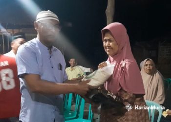 AKSI PEDULI: Komisaris Utama Lingkar Media Group (LMG) Agus Sunarko, S.STP., M.Si. melalui Kepala SDM LMG Puji Antara (kiri) menyerahkan santunan kepada warga di sekitar Maqam Ki Ageng Penjawi, Pati, kemarin. (Nailin Ra/Harianmuria.com)