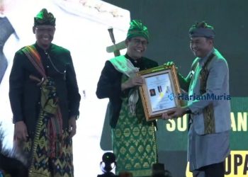 SIMBOLIS: Penjabat (Pj) Bupati Jepara Edy Supriyanta saat menerima Piagam Lencana Bakti Pembangunan Desa dari Kementerian Desa, Pembangunan Daerah Tertinggal, dan Transmigrasi (PDTT), Jumat, (24/11/2023). (Dok. Harianmuria.com)