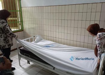 SPREI RAPI: Nakes sedang menyiapkan kamar untuk pasien gangguan jiwa di Ruang Sakura, RSUD RAA Soewondo Pati, Selasa, 28 November 2023. (Setyo Nugroho/Harianmuria.com)